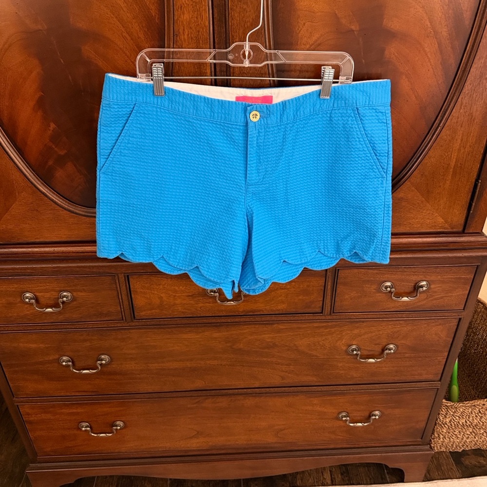 Lilly Pulitzer Turquoise Blue Shorts With A Scalloped Hem.
5 inch hem.